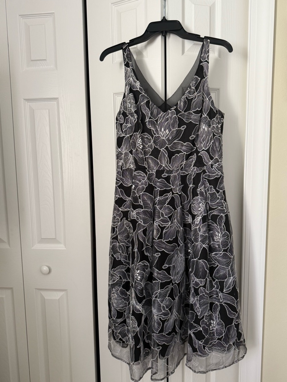 White House Black Market Black Floral Midi Dress size 8 - NWOT